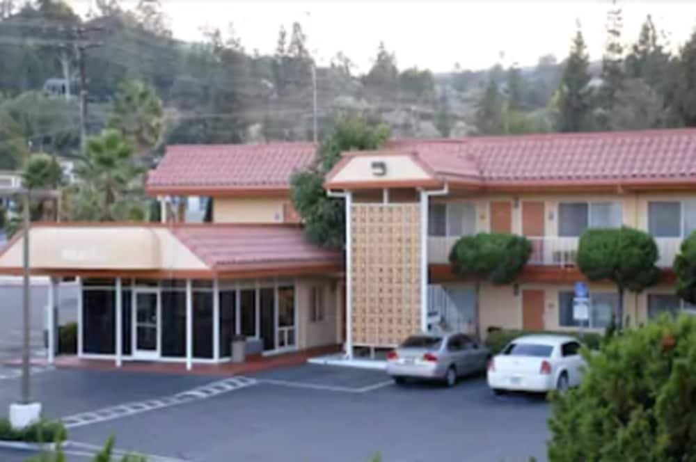 Relax Inn & Suites เอลคาฮอน ภายนอก รูปภาพ